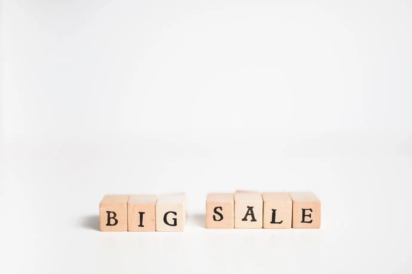 Надпись «Большая распродажа» на деревянных блоках