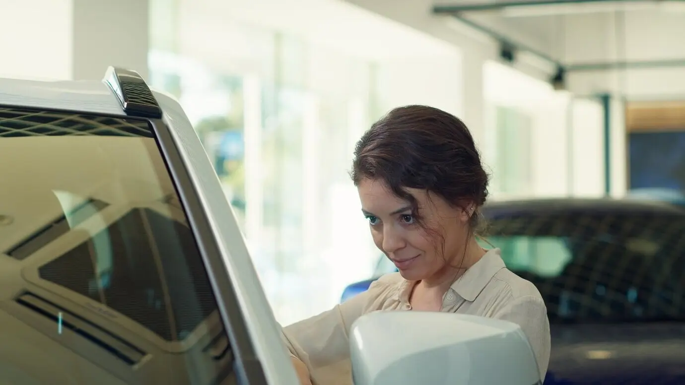 Клиент в шоуруме ищет новое транспортное средство для покупки или лизинга.